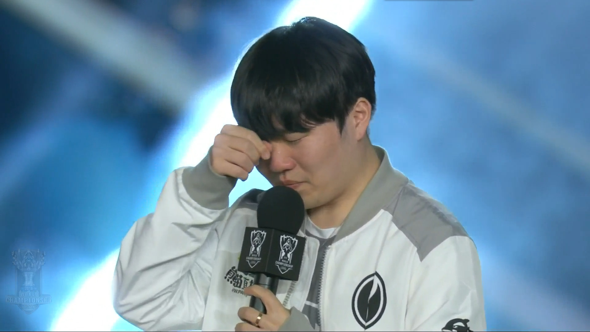 LNG Esports 的首发阵容今天：上路选手 ZIKA ，中路选手 haichao ，下路选手 Photic