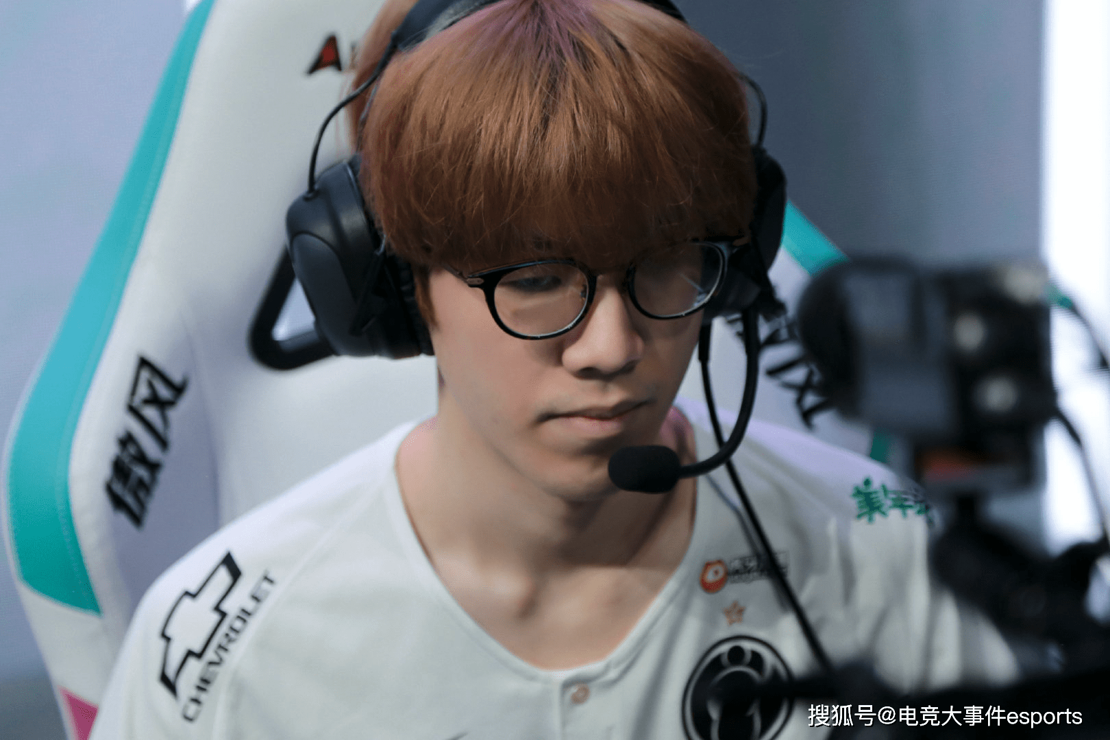 LNG Esports 多人游戏处于低迷状态，SeTab Victor 在团战中贡献了爆炸性的 AOE 伤害， ThunderTalk Gaming 取得了赛点