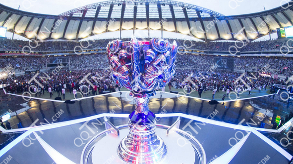 Kanavi 的肥胖Fuyego在中期失误，最终做出了贡献。 Anyone's Legend 冲动地发起了一场团战，被 Top Esports 扳平了比分。